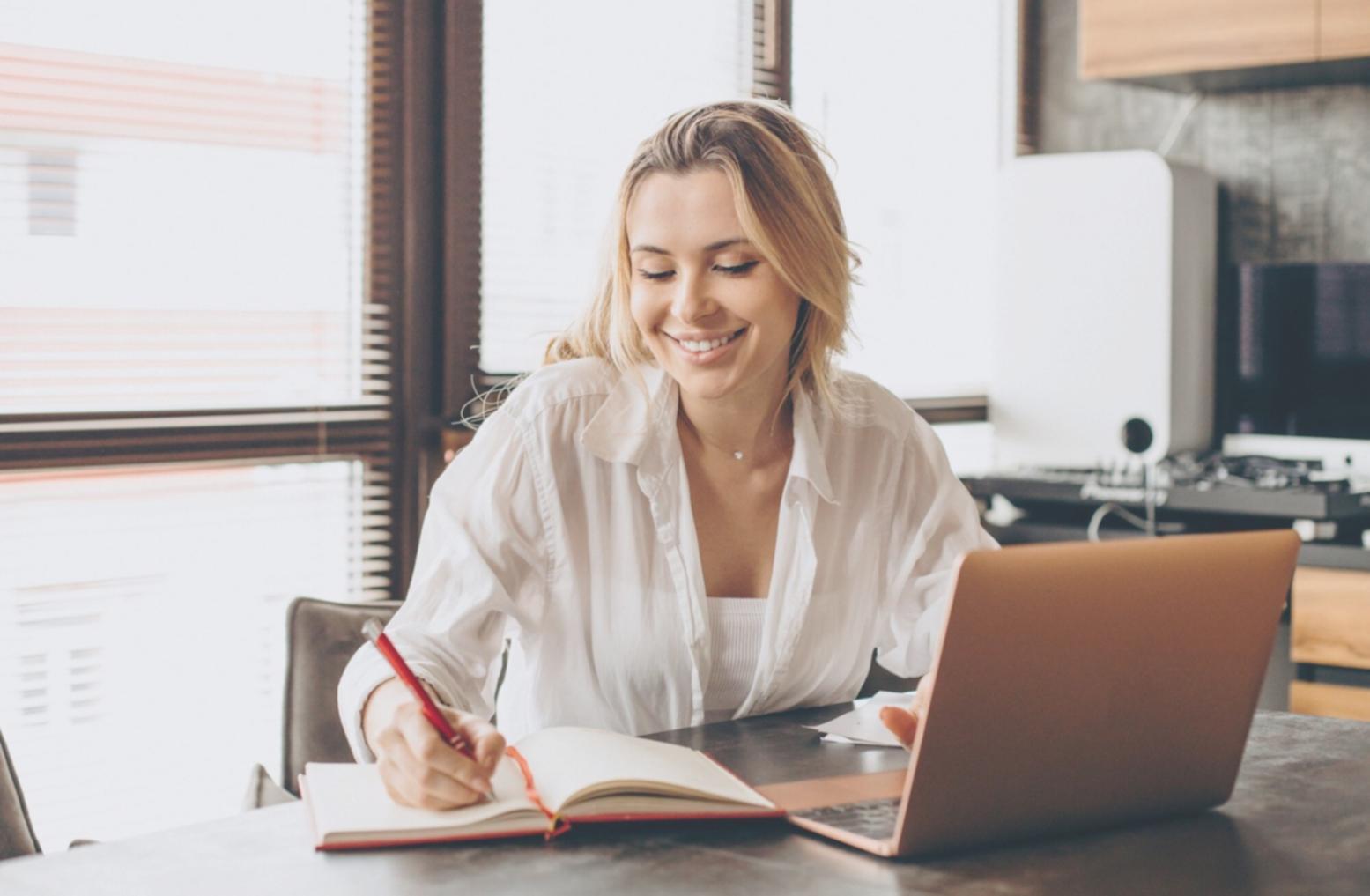 Teilnehmer arbeiten gemeinsam an Finanzplänen